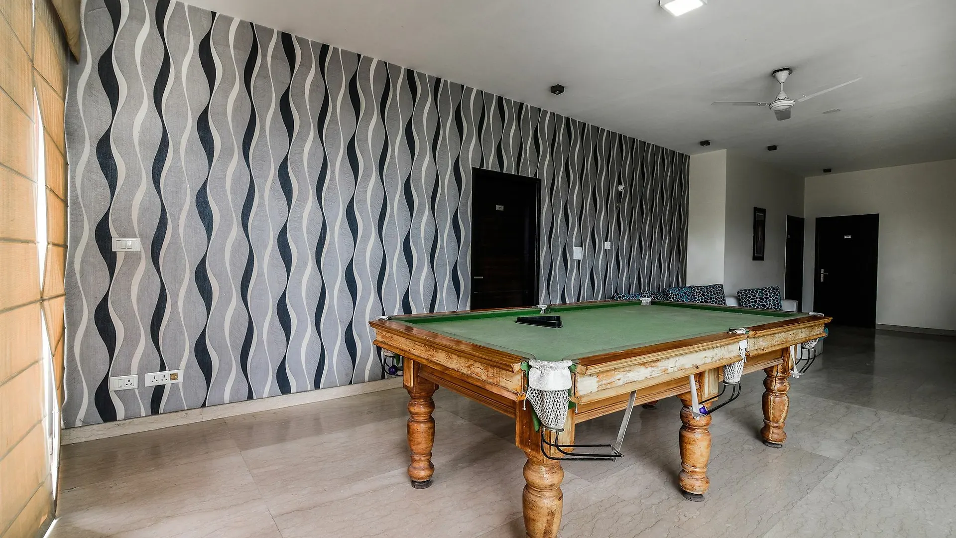 Asian Suites Iffco Metro Station Gurugram Gurgaon Gæstehus