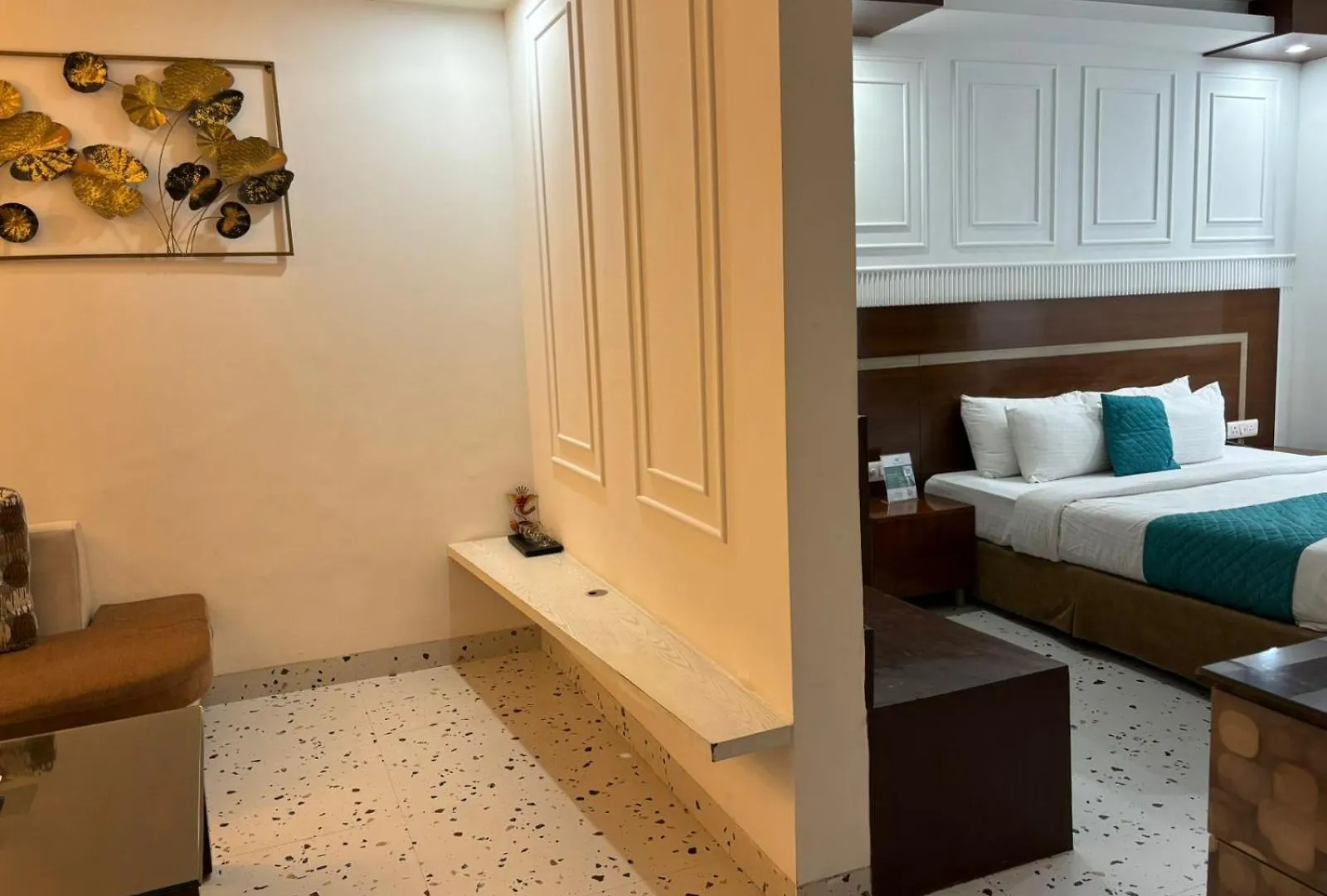 Asian Suites Iffco Metro Station Gurugram Gurgaon Guest house