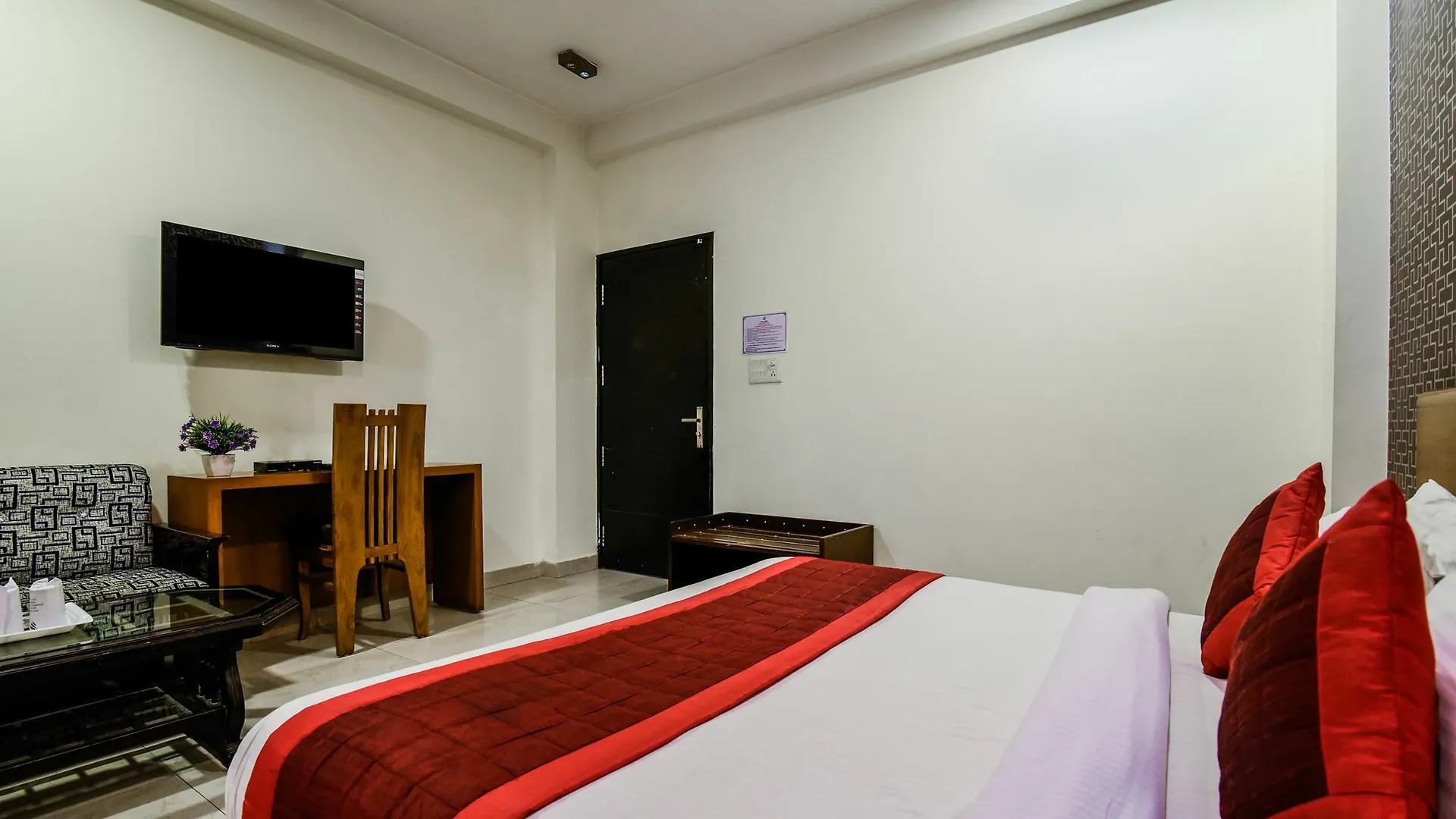 *** Guest house Asian Suites Iffco Metro Station Gurugram Gurgaon India